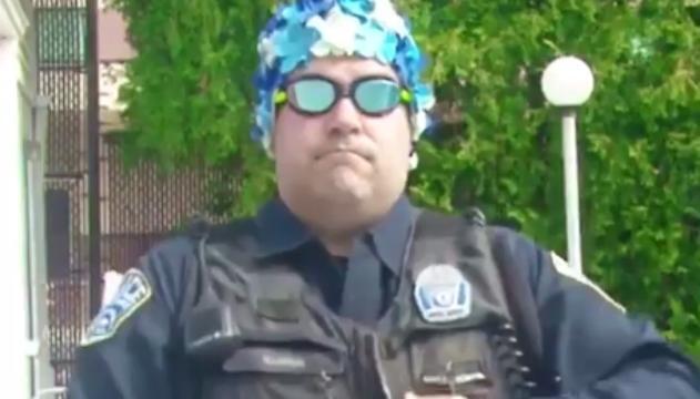 Usa, i poliziotti conquistano tutti con il balletto in piscina
