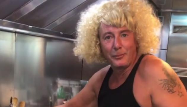 Stefano Gabbana indossa la parrucca e imita Antonella Clerici