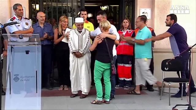Barcellona, abbraccio tra padre Xavi e imam