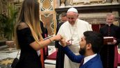 Chiede la mano alla fidanzata davanti a Papa Francesco