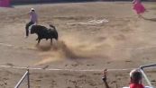 Animalista protesta contro la corrida, toro lo incorna