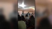Un metodo poco ortodosso per benedire i fedeli