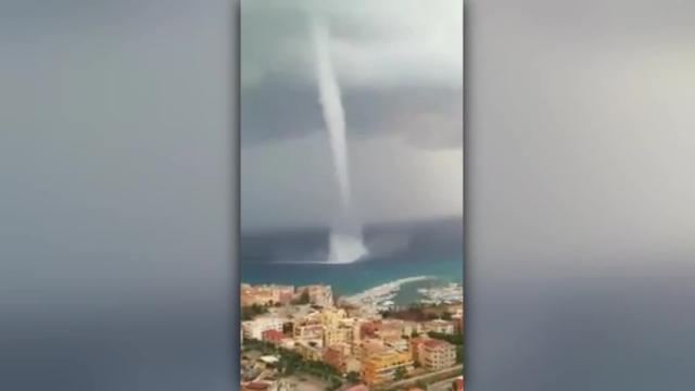 Paura a Tropea: tromba marina pochi metri dalla riva