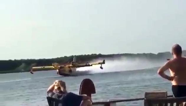 Canadair sbaglia manovra di rifornimento: accade l'incredibile