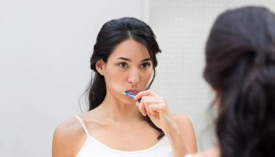 Cosa succede se lavi i denti con il carbone (lei ci ha provato)?