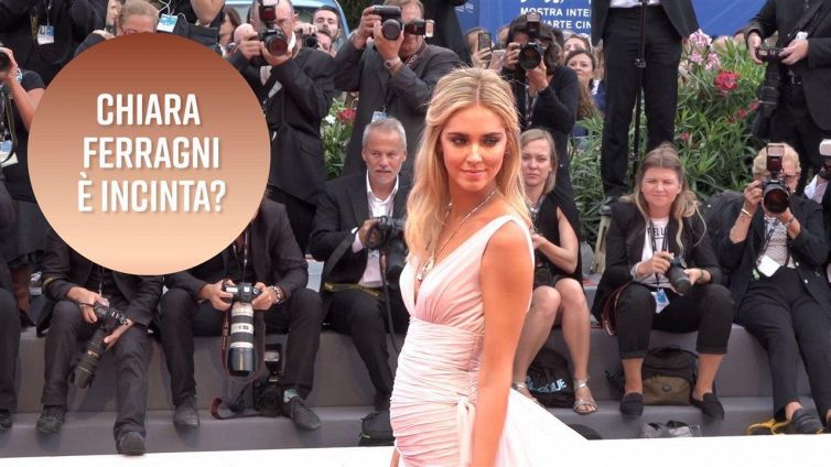 Sul red carpet Chiara Ferragni svela rotondità sospette