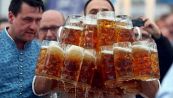 Cameriere dei record porta 29 boccali di birra in una volta sola