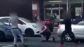 Lo aggrediscono in due ma il 'Bruce Lee' di strada li stende