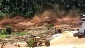 Cede la diga: un fiume di fango travolge il cantiere