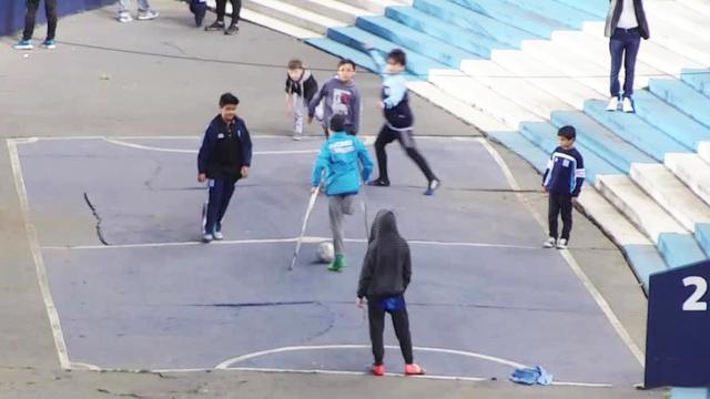 Una sola gamba e stampelle ma il numero del ragazzino è da fenomeno