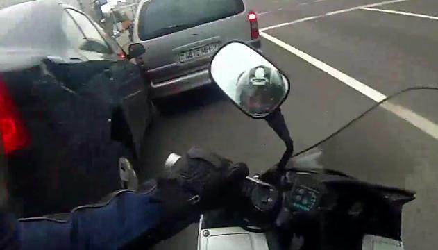Paura in strada: motociclista salvo per miracolo