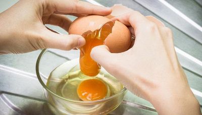 Non rompete il guscio delle uova sul bordo della ciotola. Ecco come fare