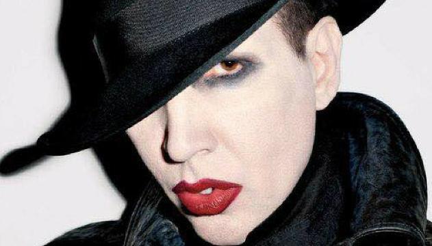Crolla la scenografia durante il concerto: paura per Marilyn Manson