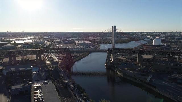 La demolizione delle storico ponte di New York: distrutto in pochi secondi