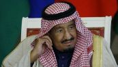 Il re saudita Salman rimane bloccato sulla scala mobile in oro