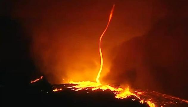 L'impressionante spettacolo del 'diavolo di fuoco'