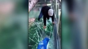 Paura a mille metri: crepe sul ponte di vetro
