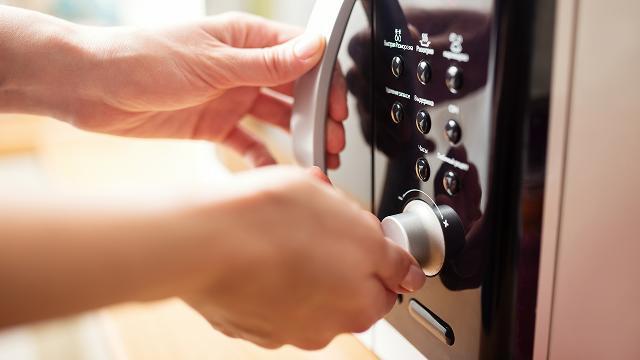 Tutto quello che puoi fare (e non fare) con il forno a microonde