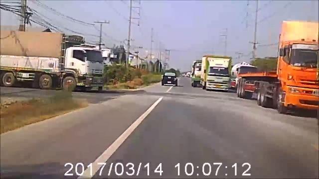 Auto contro tir: lo schianto frontale è tremendo ma...
