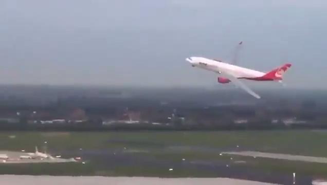 Brivido sul volo Air Berlin, l'aereo sfiora la torre di controllo