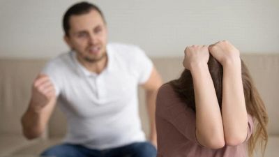 Ecco come un partner manipolatore può rovinarti la vita