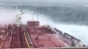 La petroliera italiana sfida le onde dell'uragano Ophelia