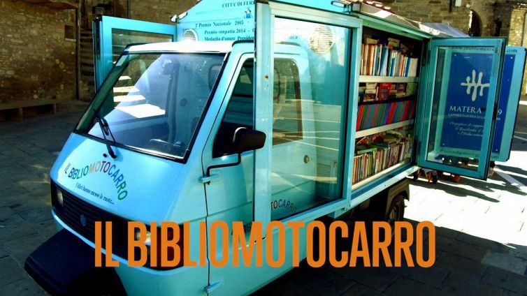 Il nonno che mette le ruote ai libri