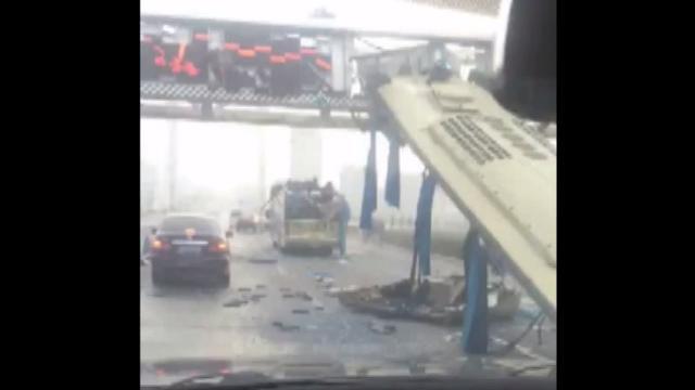 Calcola male l'altezza: autobus scoperchiato