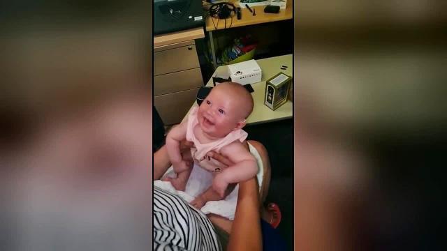 Bambina sorda sente la madre per la prima volta: il video è commovente
