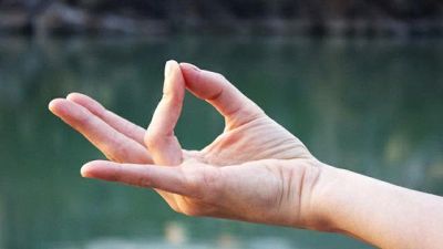Yoga: 6 gesti della mano per un benessere immediato