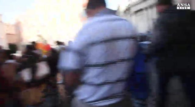 Fontana di Trevi colorata di rosso