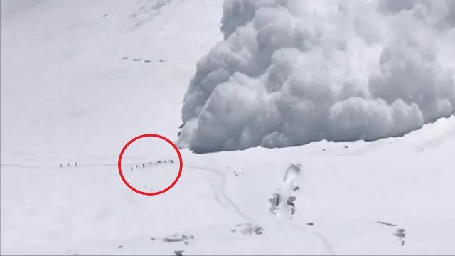 Valanga li travolge: otto alpinisti salvi per miracolo