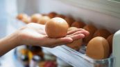 Perché non devi mai conservare le uova nello sportello del frigorifero