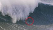 Surfer travolto da onde: le immagini impressionanti