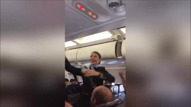 Quando una hostess incontra dei tifosi speciali, succede questo...