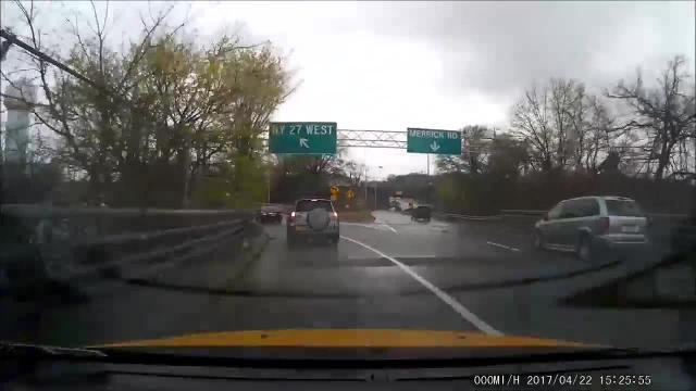 Sorpassa a destra mentre piove, ma il fato lo punisce!