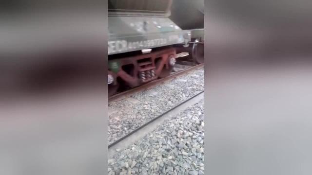 Finisce sotto un treno: si salva per miracolo