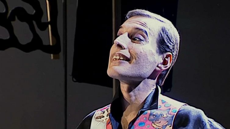 23 novembre: Freddy Mercury annuncia di avere l'Aids