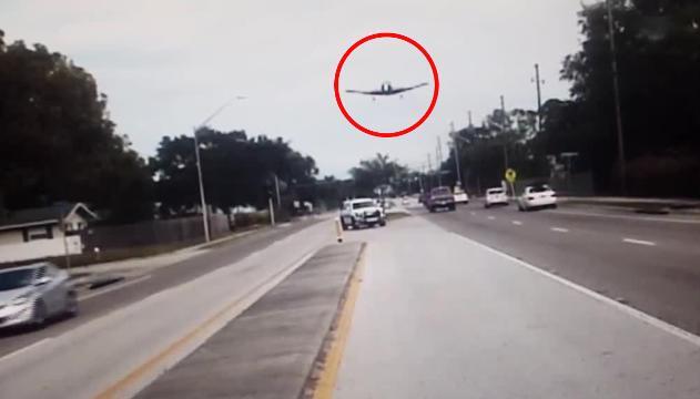 Problemi in volo: l'aereo piomba in strada