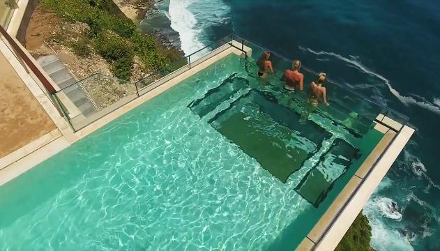 La piscina a picco sul mare con una vista mozzafiato