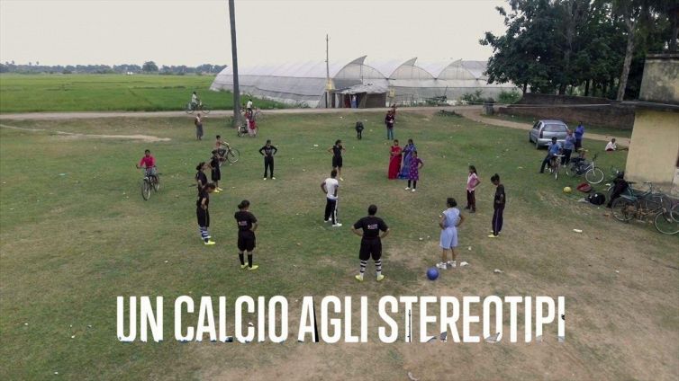 Chi dice che le ragazze non possano giocare a calcio?