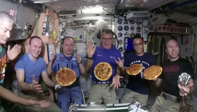 Paolo Nespoli prepara la pizza nello spazio