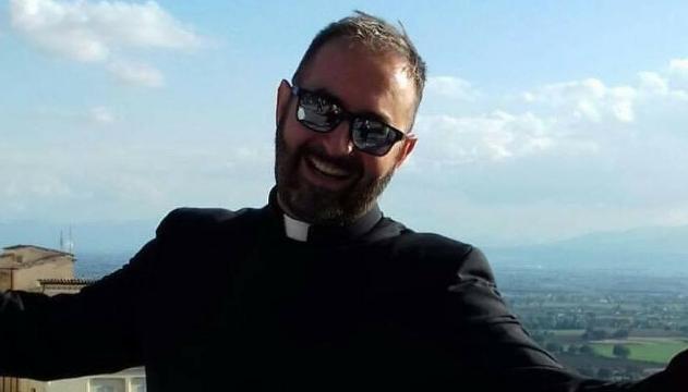 L'esercito del cristo: la canzone del prete diventa virale