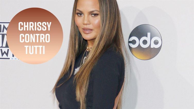 Chrissy Teigen condanna i falsi amici