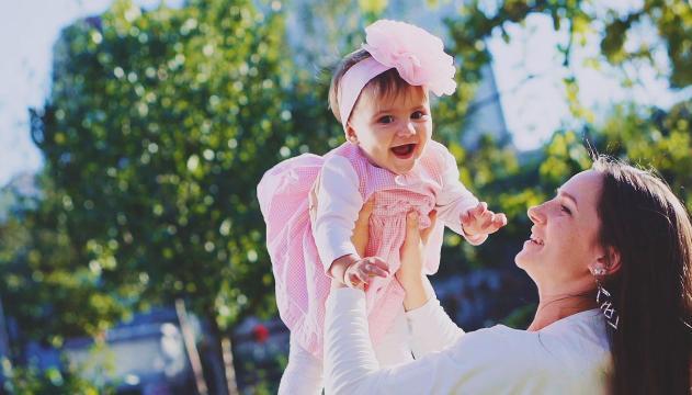 10 piccoli segnali che indicano che tuo figlio è pazzo di te