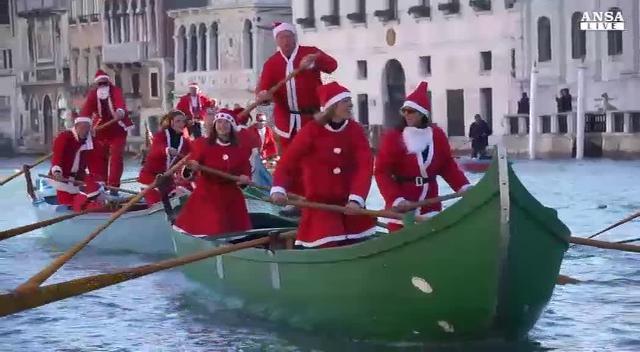 A Venezia la regata in gondola dei Babbo Natale