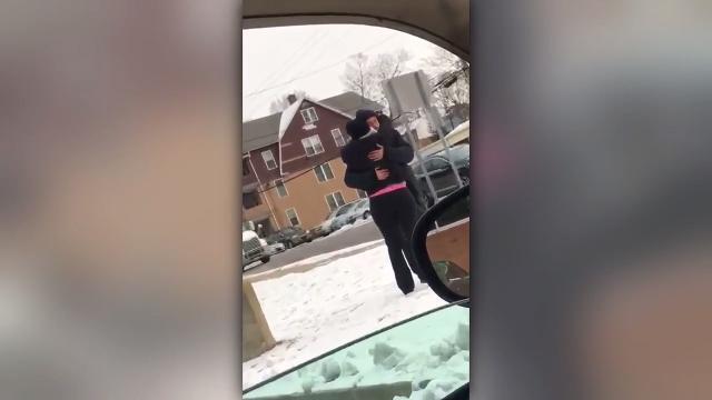 Il video che ha commosso l'America: regala cappotto a clochard