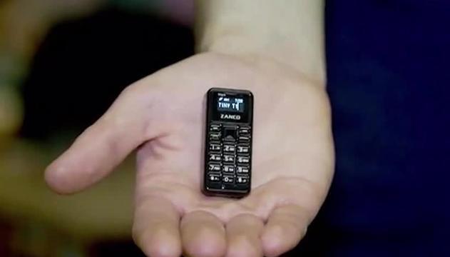 Arriva il telefonino in miniatura
