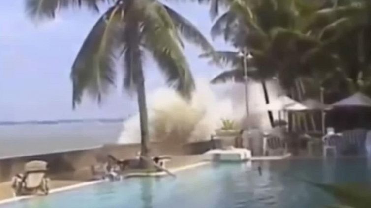 26 dicembre: Le coste asiatiche devastate da uno tsunami