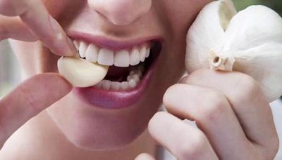 Mettete uno spicchio d'aglio in bocca per 30 secondi: l'effetto è sorprendente